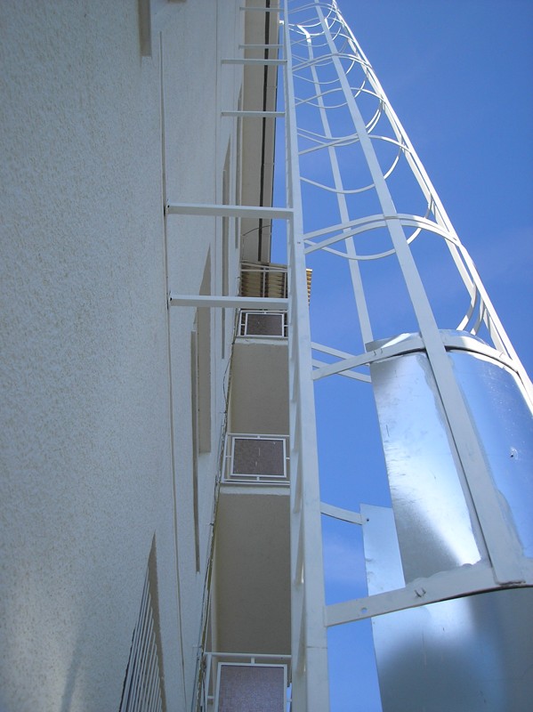 Náter výstupového rebríka na strechu bytového domu