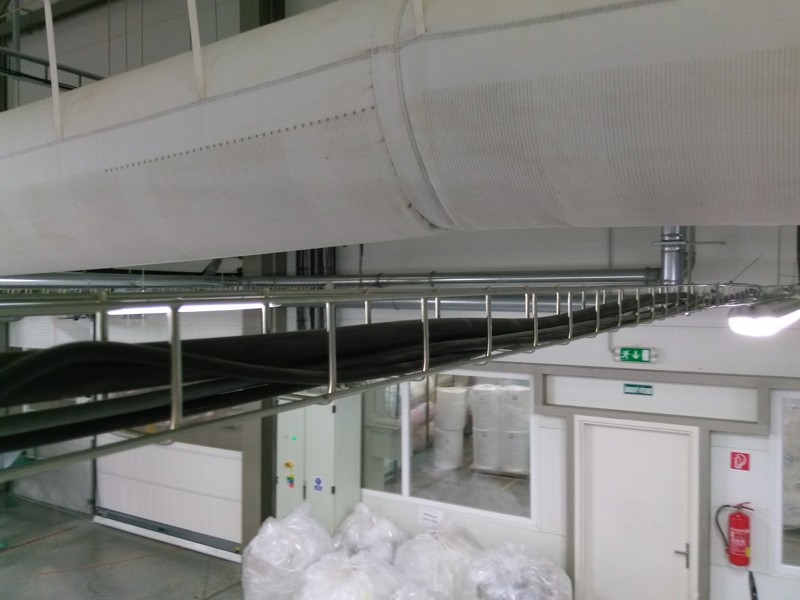 Odstránenie nasadaného prachu a nečistôt z predmetov vo výške vo výrobnej hale