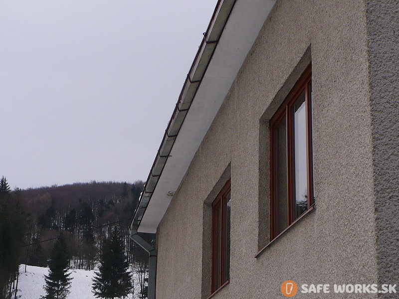 odstránenie cencúľov a zhadzovanie snehu zo strechy RD