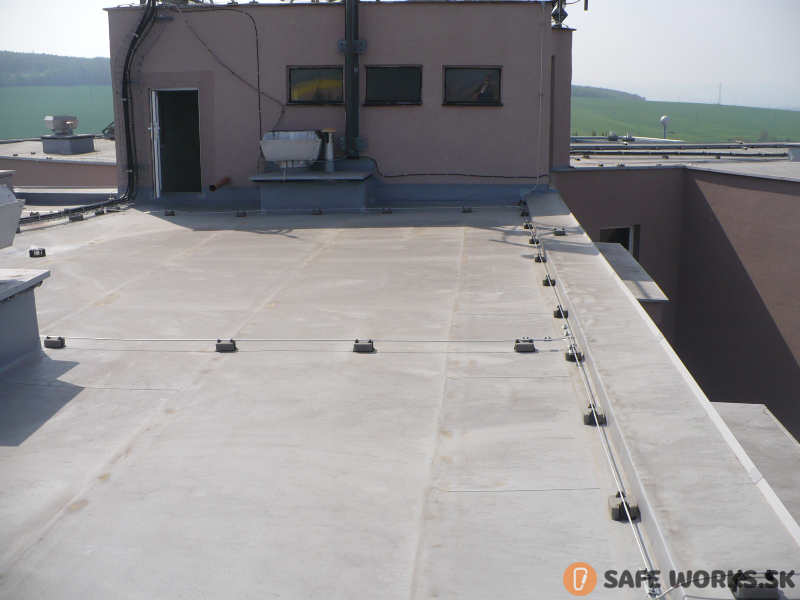Vhodné rozmiestnenie podpier pod bleskozvod PV21 na plochej streche