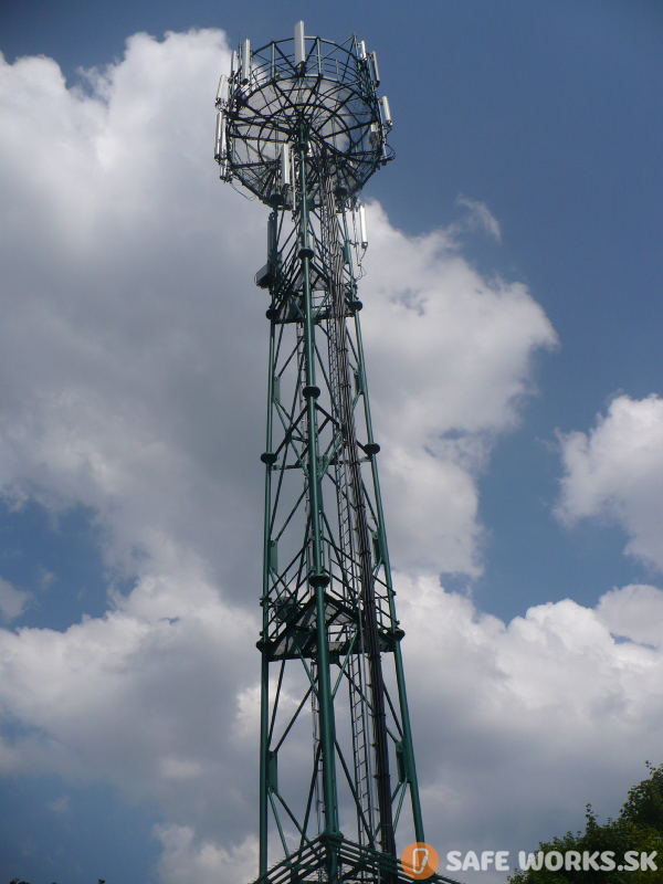 nový zelený náter telekomunikačného stožiaru. Použitá bola vodourieditelná farba od značky rembrandtin