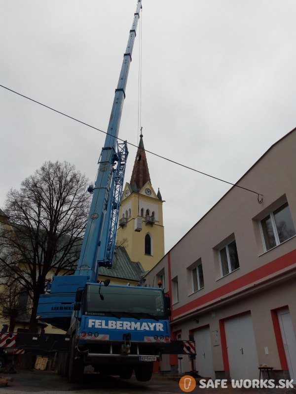 montaz noveho vysielacu na vezu kostola za pomoci zeriavu felbermayr v popradskom okrese. 