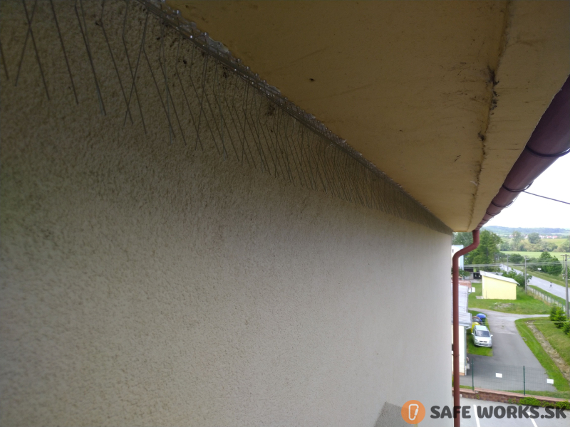 instalacia ihliciek proti vtactvu na podbitie strechy. montaz za pomoci vysokozdviznej plosiny a vyskovych prac