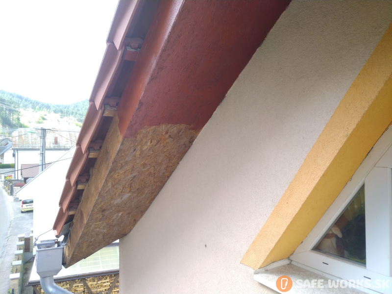 pracovný postup náteru dreva na podhladových častiach rodinneho domu pod strechou. náter sytetickou farbou z plarovnej montážnej plošiny za pomoci vyškových prác