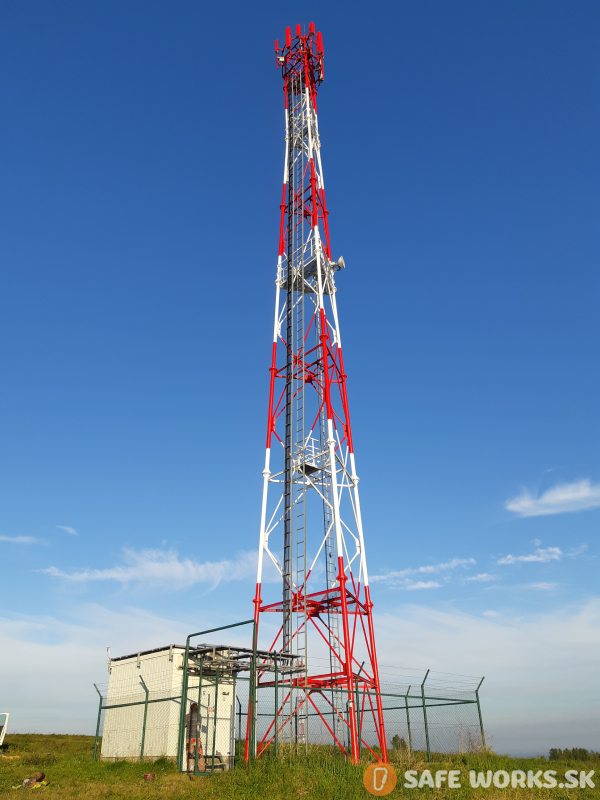 obnova výstražného leteckého značenia na telekomunikačnom stožiari v námestove. obnova opadanej farby safe works 
