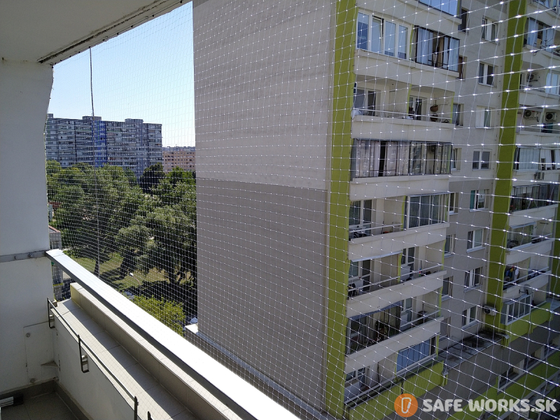 montáž sieti na balkon proti vtákom. inštalácia uv odolnej siete na terasu proti vletu vtáctva, safe works banska bystrica, ako spravit sieť na balkon