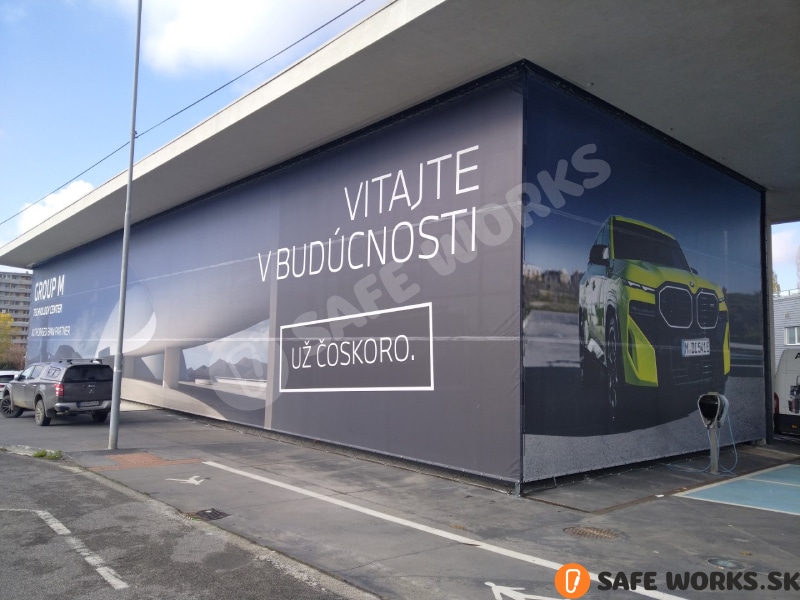 odborná montáž reklamného banneru na priečelie budovy bmw bratislava. profesionálne reklamné práce vo výškach bratislava.